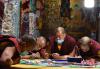 图为3月8日，功德林寺僧人正在绘制沙画坛城。 中新社发 李林 摄