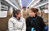 3月8日，家在日喀则市江孜县的拉萨中学高中二年级学生丹珍（左）乘坐火车前往拉萨上学。新华社记者 觉果 摄