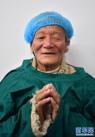 3月24日，今年82岁的西藏尼玛县中仓乡牧民桑旦双手合十感谢医生。新华社记者 觉果 摄