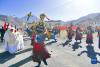 3月28日，南木林县卡孜乡群众在湘河水库移民新村表演藏戏。