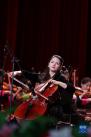 3月31日，大提琴手卓玛次仁在音乐会上演奏。新华社记者 姜帆 摄