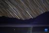 这是4月6日在班公湖畔拍摄的星轨（合成照片）。新华社记者 姜帆 摄