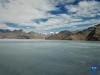 这是4月5日拍摄的班公湖冰面（无人机照片）。由于湖体狭长，部分湖面仍未解冻。新华社记者 姜帆 摄