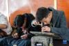 昌都市察雅县的手工艺人在加工金银器（4月8日摄）。新华社记者 王泽昊 摄