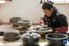 在昌都市察雅县的产业车间，手工艺人在加工器皿（4月8日摄）。新华社记者 格桑朗杰 摄