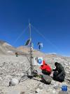 这是在珠峰地区海拔5200米左右位置架设的自动气象站（4月24日摄）。新华社发