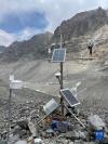 这是在珠峰地区海拔5800米左右位置架设的自动气象站（4月29日摄）。新华社发