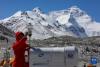 在珠峰登山大本营，科研人员检查微波辐射计（5月3日摄）。