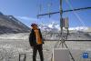 在珠峰登山大本营，科研人员检查臭氧通量装置运行情况（5月3日摄）。