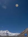 这是在珠峰登山大本营，科研人员施放的大气臭氧探空气球（5月3日摄）。
