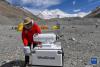 在珠峰登山大本营，科研人员检查测风雷达（5月2日摄）。