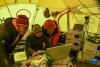 在珠峰登山大本营，科研人员查看大气数据（5月3日摄）。