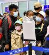 5月8日，在拉萨贡嘎机场，家长带着患儿准备安检登机。新华社记者 张汝锋 摄