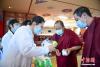 图为医护人员为哲蚌寺僧众发放药品。中新社记者 贡嘎来松 摄