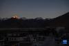 落日余晖洒在珠峰上，扎西宗乡慢慢沉睡（5月10日摄）。