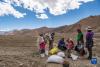 这是西藏定日县扎西宗乡日白拉新村的村民（5月10日摄）。