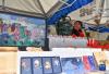 工作人员展示文创釉瓷外形加湿器（5月18日摄）。新华社记者 晋美多吉 摄