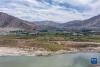 雅鲁藏布江流经西藏山南市（5月27日摄，无人机照片）。