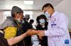 6月9日，北京市第七批“组团式”援藏医疗队队长、拉萨市人民医院院长孙树学（右）为居民发放药品。