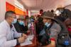 6月9日，北京市第七批“组团式”援藏医疗专家、拉萨市人民医院介入科主任魏宝杰（左）为居民义诊。
