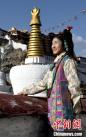 西藏自治区级非遗项目——拉萨服饰，图为旧时拉萨贵族妇女的装扮。