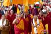 图为6月16日，班禅抵达西藏佛学院，向僧众致意。中新社发 李林 摄