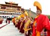 图为6月16日，西藏佛学院学员列队于殿前广场，迎候班禅。中新社发 李林 摄