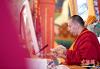 图为6月16日，班禅在西藏佛学院为学员讲经。中新社发 李林 摄