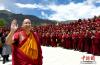图为6月17日，班禅在西藏佛学院向僧尼挥手致意。中新社发 李林 摄