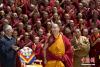 图为6月17日，班禅在西藏佛学院参观考察，受到学员热烈欢迎。中新社发 李林 摄