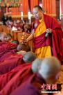 图为6月17日，班禅在西藏佛学院举行长寿灌顶。中新社发 李林 摄