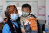 7月9日，西藏山南市浪卡子县的一名儿童在家长陪伴下到县人民医院接受先心病筛查。