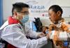 7月9日，在西藏山南市浪卡子县人民医院，来自郑州市第七人民医院的副主任医师李少珂（左）在为一名儿童做检查。