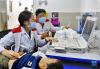 7月9日，在西藏山南市浪卡子县人民医院，来自郑州市第七人民医院的主任医师张润生（右）和彩超室主任于慧娟（左）在为一名儿童做检查。