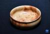 这是7月8日拍摄的西藏博物馆新馆展品——清乾隆时期的仿木纹釉碗。新华社记者 晋美多吉 摄
