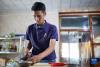 在拉萨市墨竹工卡县，洛桑益西在自己开的藏餐店切菜备料（6月23日摄）。新华社记者 姜帆 摄