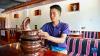 在拉萨市墨竹工卡县，洛桑益西在自己开的藏餐店内展示作为藏式牛肉汤容器的塔巴陶瓷（6月23日摄）。新华社记者 周荻潇 摄