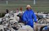 这是西藏那曲市双湖县多玛乡牧民挤奶现场（7月12日摄）。新华社记者 周荻潇 摄