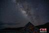 西藏羊卓雍错湖畔的经幡与银河。