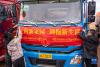 工作人员给用于运送家具的货车贴上“走向新家园，拥抱新生活”的标语（7月14日摄）。新华社记者 周荻潇 摄