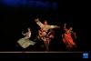 这是7月19日在拉萨拍摄的舞剧《信——党的光辉照边疆》剧照。新华社记者 刘颍 摄