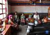 贡觉（右一）一家人在双湖县多玛乡果根擦曲村的家中（7月12日摄）。  　　新华社记者 晋美多吉 摄