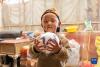 在双湖县多玛乡果根擦曲村，三岁的洛桑赤勒手里抱着足球（7月12日摄）。  　　新华社记者 周荻潇 摄