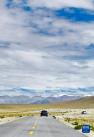 8月3日，车辆行驶在西藏札达县的公路上。新华社记者 张汝锋 摄
