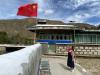 疫情袭来，西藏各地学校进入网课模式，并举行“开学第一课”升旗仪式，孩子们在电视机前，在自家房门前，在空旷牧场，在边境山谷，通过“云升旗”的方式，庄严敬队礼，这是新学期开启的仪式，也是西藏孩子对祖国母亲最清澈的爱！