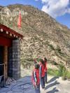疫情袭来，西藏各地学校进入网课模式，并举行“开学第一课”升旗仪式，孩子们在电视机前，在自家房门前，在空旷牧场，在边境山谷，通过“云升旗”的方式，庄严敬队礼，这是新学期开启的仪式，也是西藏孩子对祖国母亲最清澈的爱！