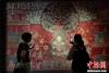 9月15日，观众在上海徐汇艺术馆观看《妙像焕彩 化境入微——西藏日喀则地区13-15世纪壁画专题展》。中新社发 王冈 摄 图片来源：CNSphoto