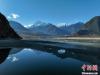 西藏林芝雅鲁藏布江和远处的雪山。　董志雄 摄