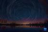 这是在拉萨市南山公园拍摄的以布达拉宫为前景的星轨照片（合成照片，11月21日摄）。