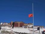 西藏布达拉宫广场下半旗悼念江泽民同志逝世